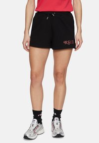 Svarta bomullsshorts med elastisk midja, utrustade med snöre och rosa "R.S.V.P." broderi på nedre vänstra sidan.