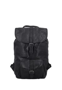 Musta nahkareppu, jossa on päällä oleva läppä ja etutasku, jotka molemmat on kiinnitetty soljilla ja yläläpän alapuolella on nyörikiinnitys.