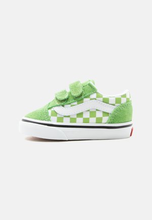 Baskets pour tout-petit à carreaux verts et blancs avec semelle blanche, bande noire, bande latérale blanche et deux brides vertes en Velcro.