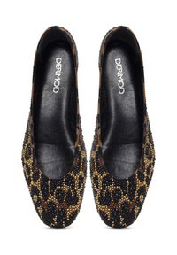 Een paar balletflats met luipaardprint, bezaaid met zwarte en gouden kralen, met zwarte leren binnenzolen voorzien van witte merktekst.