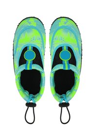 Groene en blauwe waterschoenen met een tropisch bladerenpatroon, elastische openingen en trek lussen; zwarte binnenvoering en gestructureerde zolen voor grip.