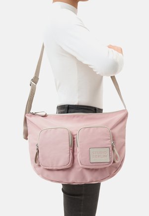 Rosa Nylon-Schultertasche mit zwei mit Reißverschluss versehenen Fronttaschen, einem flachen Boden und einem verstellbaren Trageriemen. Verfügt über ein Logo-Patch im Hauptfach.