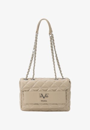 Beige gewatteerde leren handtas met zilveren kettinghengsels, voorflap, merklogo detail en een gladde textuur. Afmetingen niet gespecificeerd.