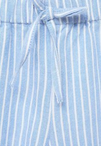 Tissu bleu clair avec des rayures blanches verticales, doté d'un cordon de serrage à la taille. Texture lisse, design décontracté.