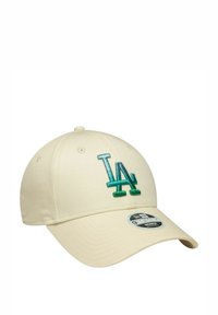 Cremefarbene Baseballmütze mit grünem gesticktem "LA"-Logo, strukturierter Design, rundem Schirm und einem Etikett an der Seite, das Größe und Stil hervorhebt.