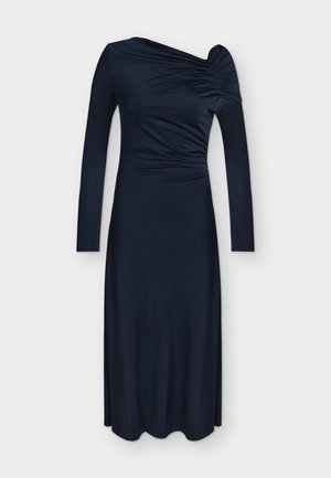 Robe midi bleu marine avec manches longues, détails froncés sur une épaule et sur le côté, encolure asymétrique et silhouette slim.