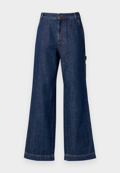 Bredde ben jeans i mørk indigo. Har standard belte med knapp, sidelommer og rette nederkant. Klassisk fem-lommers design.