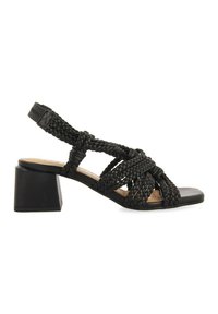Sandal de cuero trenzado negro con un chunky block heel, diseño de punta abierta y una correa trasera ajustable para un ajuste seguro. Suela plana, estilo minimalista.