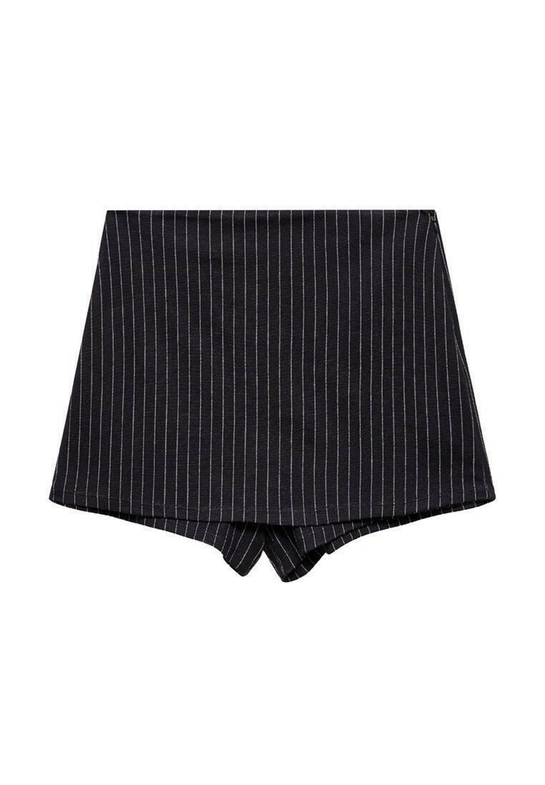 Shorts à rayures noires et blanches en tissu doux, avec une taille haute, un devant superposé et une coupe ajustée.