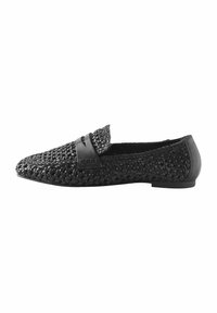 Mocasines negros trenzados con un upper texturizado, que presentan una banda de cuero suave en la parte superior, tacón bajo plano y diseño de punta redonda.