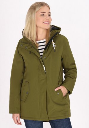 Olivgrüner Winterjacke mit Kapuze, Frontreißverschluss und Druckknöpfen. Verfügt über zwei Seitentaschen und ein gestreiftes Hemd darunter.