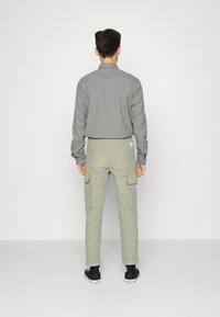 Marc O'Polo DENIM Calças cargo - grus green