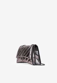 Bolso de mano metálico de color plata acolchado con una correa de cadena, diseño de solapa estructurada, textura brillante y un emblema decorativo de logo en la parte frontal.