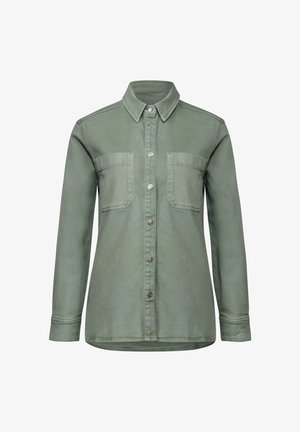 Zielona koszula z denimu z długimi rękawami, wyraźnym kołnierzykiem, dwiema kieszeniami na piersiach oraz zapięciem na guziki z przodu, zdobionym metalowymi guzikami. Gładka tekstura.