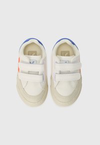 Hvite lær sneakers med blå, oransje og grå detaljer. Har to borrelåser og en teksturert gummisåle. Rundt tådesign.