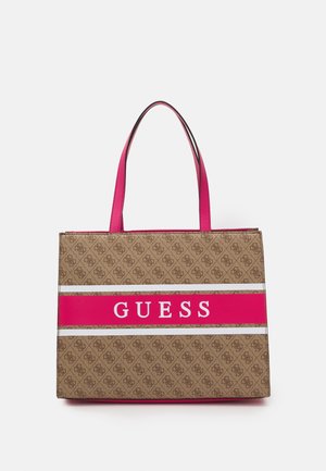 Rechteckige beige Handtasche mit braunem Muster, pinkem Streifen und weißem GUESS-Logo, mit zwei pinkfarbenen Schulterriemen.