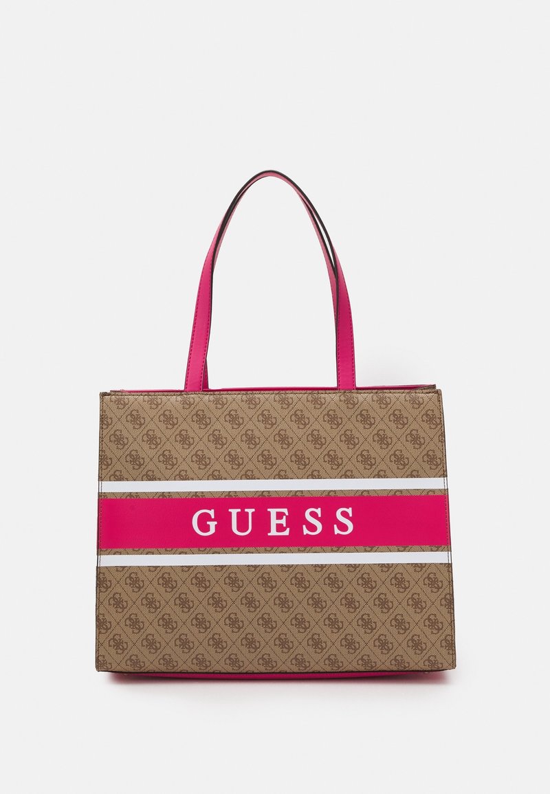 Sac à main rectangulaire beige avec motif marron, bande rose et logo GUESS blanc, doté de deux bretelles roses.