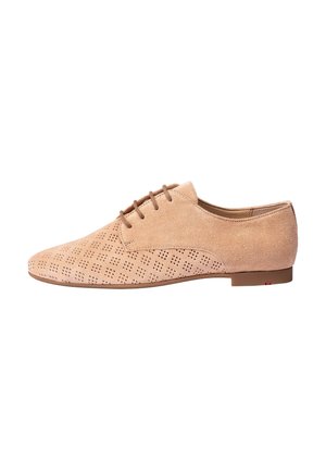 Chaussure en daim beige à lacets avec un design perforé, semelle plate et bout arrondi. Style minimaliste avec une texture lisse tout au long.