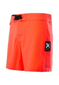 Felrode zwembroek met een zwart trekkoord, een zijzak en een zwart stoffen label met een wit logo en 3 strepen aan de zoom.