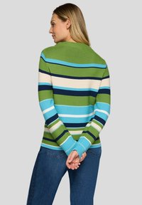 Gestreifter Strickpullover in Grün, Hellblau, Marineblau und Creme. Mit Rundhalsausschnitt und langen Ärmeln, sowie gerippten Bündchen an Ärmeln und Saum.