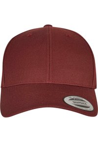 Burgundy snapback-korkega, mis on valmistatud tekstureeritud kangast, millel on lame äär ja ümar ülaosa. Küljel on ringikujuline brändimärk.