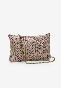 Borsa a tracolla intrecciata rosa con un motivo testurizzato, forma rettangolare e una tracolla in catena dorata per il trasporto sulla spalla.