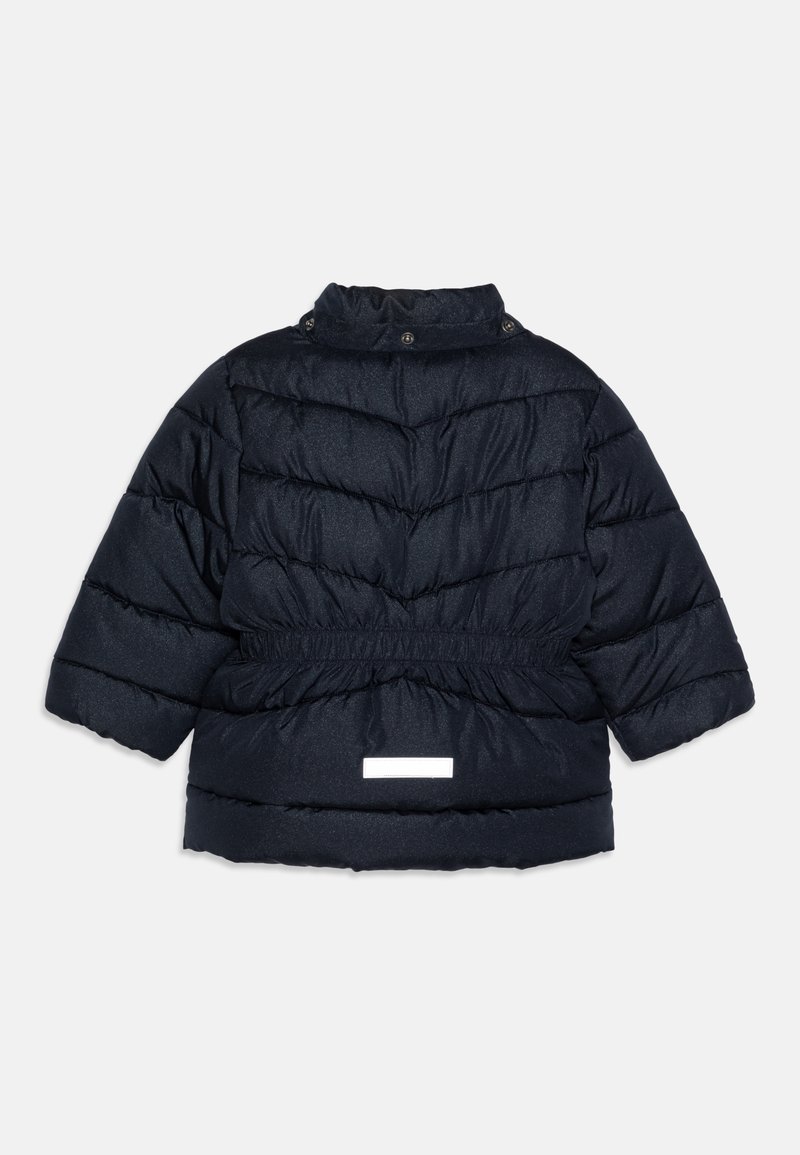 Doudoune bleu marine foncé avec un col haut, des manches mi-longues, une taille élastique et une bande réfléchissante dans le dos. Motif matelassé texturé.