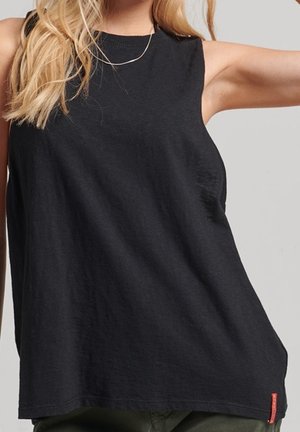 Schwarzes ärmelloses Baumwolltop mit entspannter Passform, rundem Ausschnitt und Seitenschlitzen. Verfügt über ein kleines rotes Logotag am Saum.