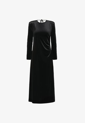 Sort fløjl langærmet kjole med rund halsudskæring og bindebånd bagpå; har en sidelægning for ekstra struktur.