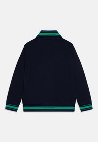 Maglione blu navy con colletto a coste caratterizzato da righe verdi e blu. Le lunghe maniche e i polsini rigati completano il design. Tessuto morbido.