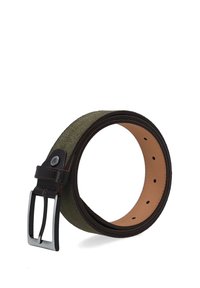 Groene suède riem met een donkerleren rand en een zilveren metalen gesp. Meerdere verstelgaten langs de lengte.