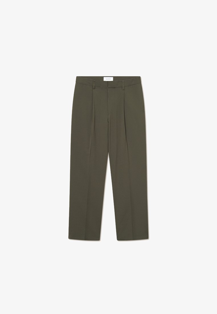 Olivegrønne bukser med lodrette striber, der har en skræddersyet talje, plisseringer og et lige ben-design. Glat tekstur.