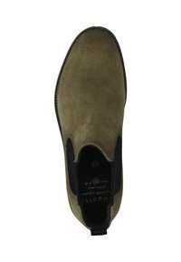 Olivgrüner Wildleder Chelsea-Stiefel mit schwarzen elastischen Seiteneinsätzen und schwarzer Sohle, von oben betrachtet.