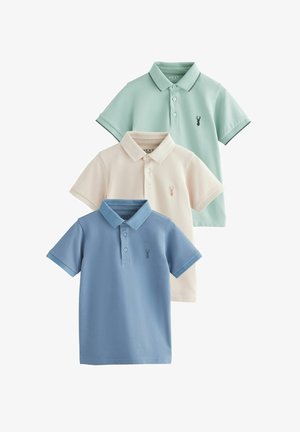Trois chemises polo de couleur vert menthe, rose pâle et bleu clair. Manches courtes, design à col, tissu texturé, avec un petit logo sur chaque chemise.