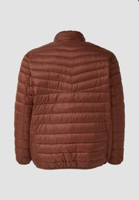 Bruine puffy jack met een chevron-quiltpatroon, hoge kraag en elastische zoom. Gladde, glanzende stof zonder zichtbare hardware of accenten.