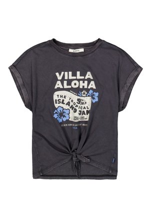Donkergrijs T-shirt met korte mouwen, omgeslagen manchetten, een knoop aan de voorkant en wit-blauwe tropisch geïnspireerde grafische tekst met de tekst "Villa Aloha" en evenementgegevens.