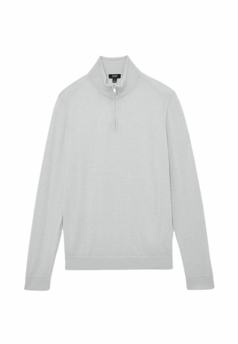 Pulover gri deschis realizat dintr-un material tricotat moale, cu guler înalt și închidere cu fermoar, mâneci lungi. Textură simplă și netedă pe întreaga suprafață.