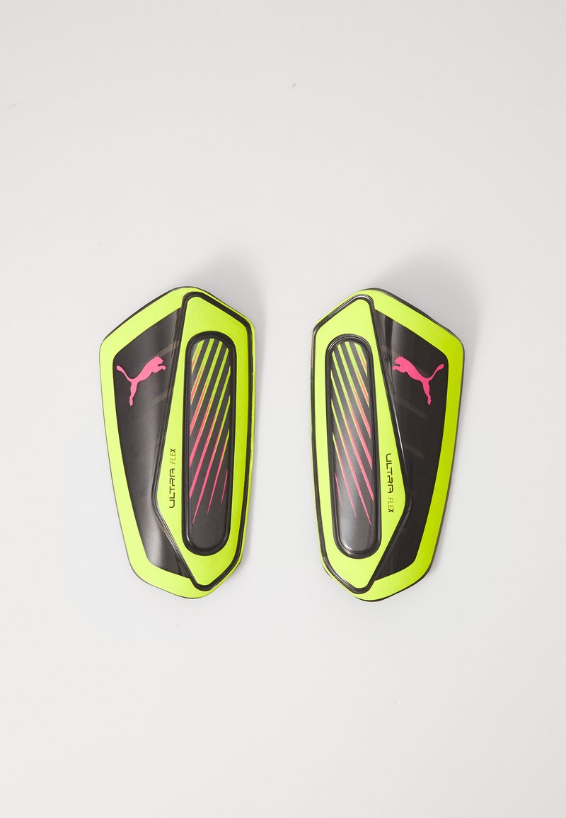 Parastinchi da calcio neri e giallo neon con una texture liscia, caratterizzati da linee rosa e un logo Puma. Ogni parastinco ha una forma aerodinamica.
