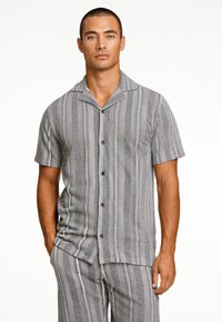 Grijs en witte gestreepte short-sleeve shirt met een spread collar en knoopsluiting, gemaakt van een geweven stof.