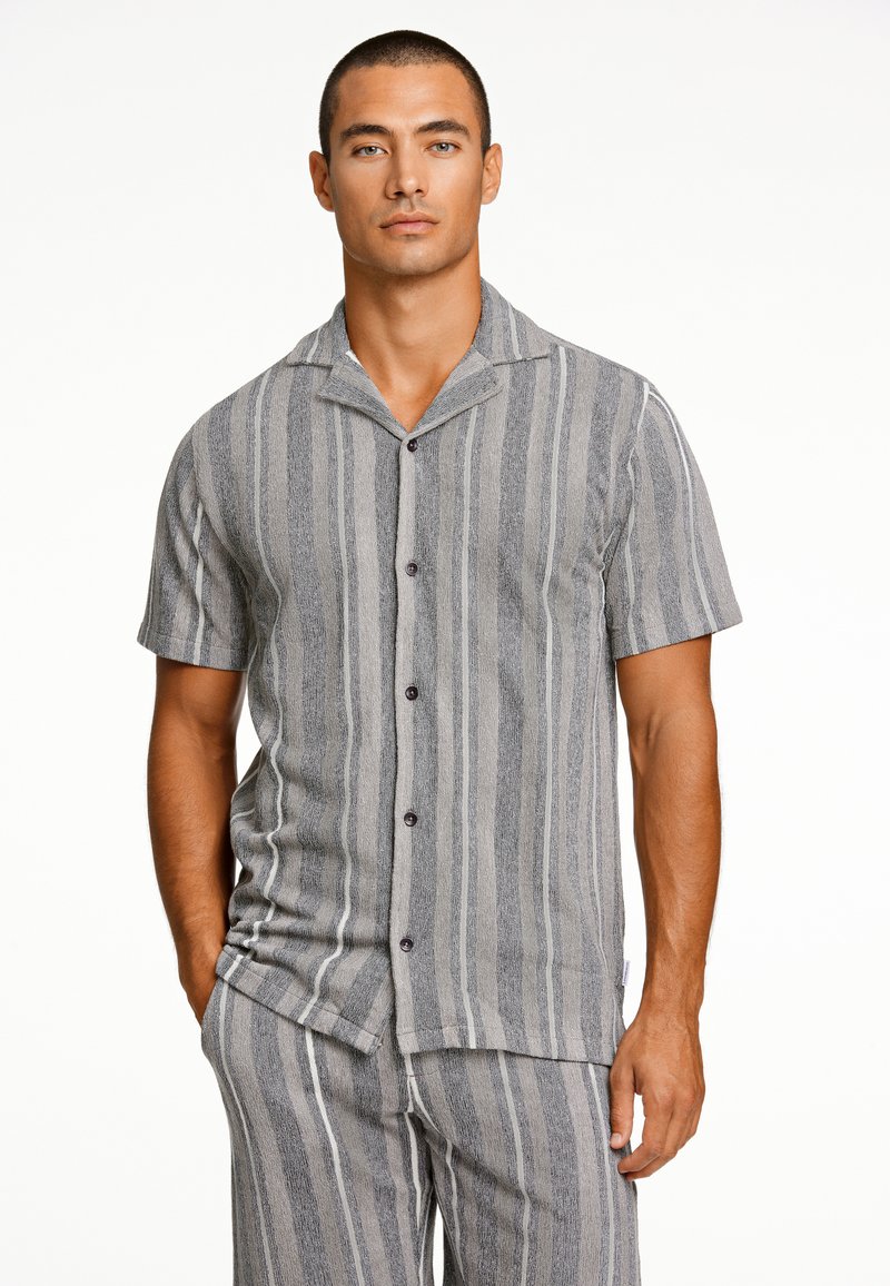 Grijs en witte gestreepte short-sleeve shirt met een spread collar en knoopsluiting, gemaakt van een geweven stof.
