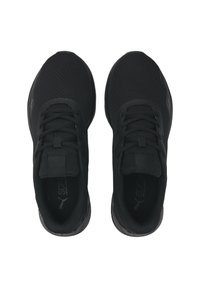 Czarne buty sportowe z siateczkową cholewką, zaokrąglonym noskiem i teksturowaną podeszwą. Posiadają tonowane sznurowadła oraz logo z boku.