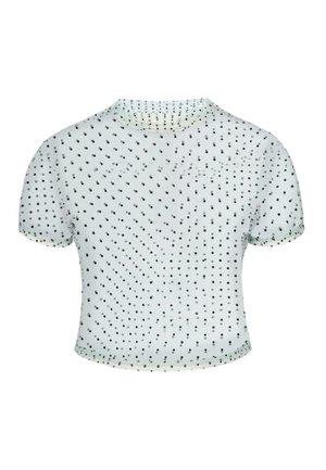 Witte kortere crop top met korte mouwen en kleine zwarte stippen gelijkmatig verdeeld over de stof.
