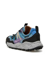 Sneaker impermeabile con tomaia multicolore in blu, nero e viola. Presenta una suola testurizzata, cuciture rinforzate e un'etichetta per il sollevamento.