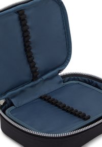 Etui de transport noir avec une fermeture éclair, présentant un intérieur bleu lisse et des sangles élastiques pour l'organisation. Conception compacte et structurée.