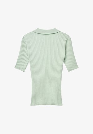 Top in maglia a coste verde chiaro con una silhouette corta e aderente e un colletto piegato. La texture è liscia, mettendo in risalto il motivo a coste.
