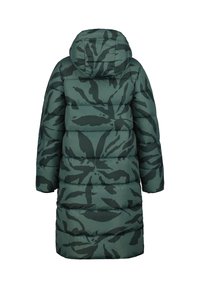 Abrigo acolchado verde con una gran capucha, presenta un oscuro patrón de hojas, mangas largas y un diseño hasta las rodillas.