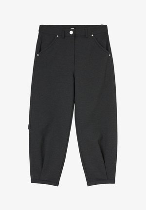 Pantaloni della tuta grigio scuro, realizzati in tessuto morbido, dotati di due tasche frontali, chiusura con bottone e una vestibilità comoda con orli svasati.