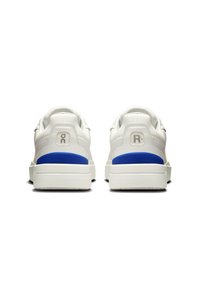 Baskets blanches avec des accents bleus, dotées d'un dessus texturé, d'un col rembourré et d'un design de semelle empilée. Marque sur le talon.