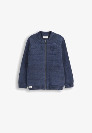 Granatowy sweter zapinany na zamek z prążkowanymi mankietami i dołem, wzorzysty, z haftowanym logo na piersi i metką w lewym dolnym rogu.