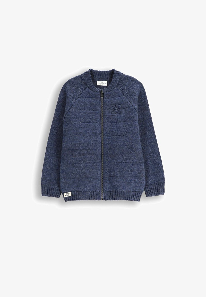 Granatowy sweter zapinany na zamek z prążkowanymi mankietami i dołem, wzorzysty, z haftowanym logo na piersi i metką w lewym dolnym rogu.